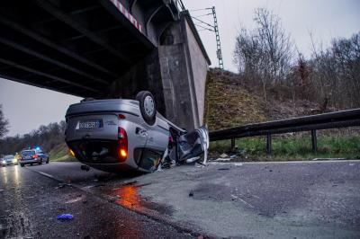 Boeblingen: 75-jaehriger kracht frontal gegen Brueckenpfeiler 